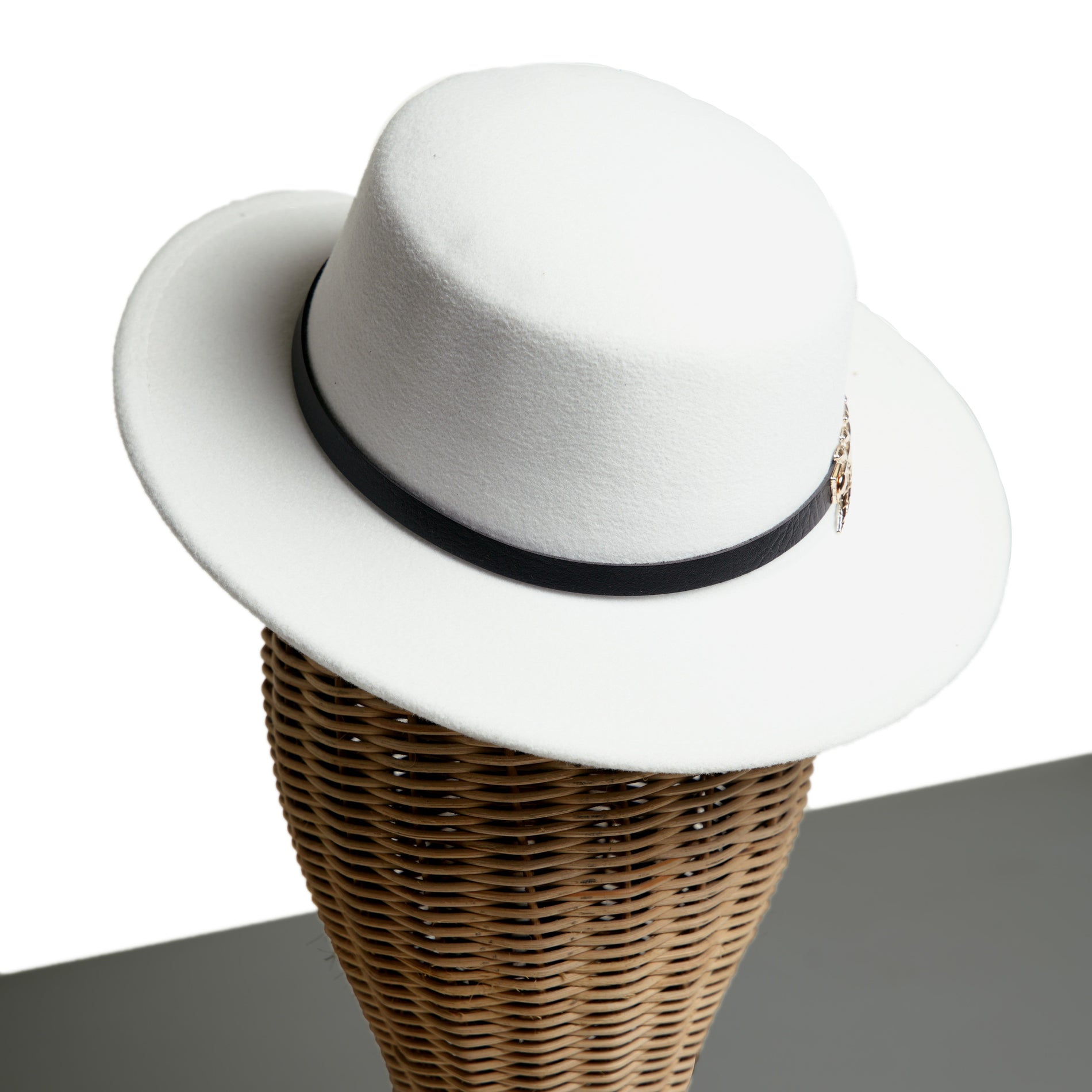 Chokore  Chokore Party Panama Hat with Leaf Buckle (White) 